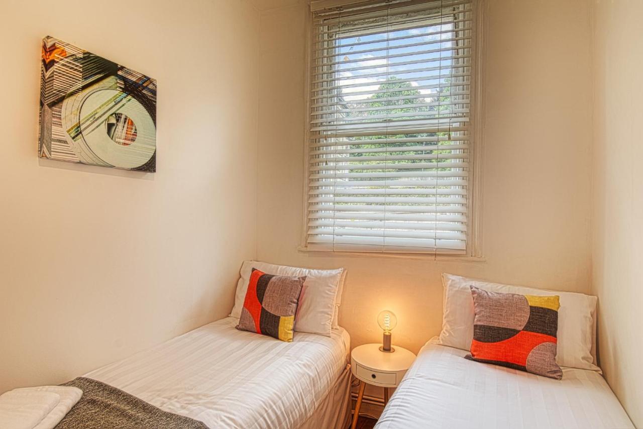 2 Bedroom Apartment In Bath City Centre With Garden & Free Parking Экстерьер фото