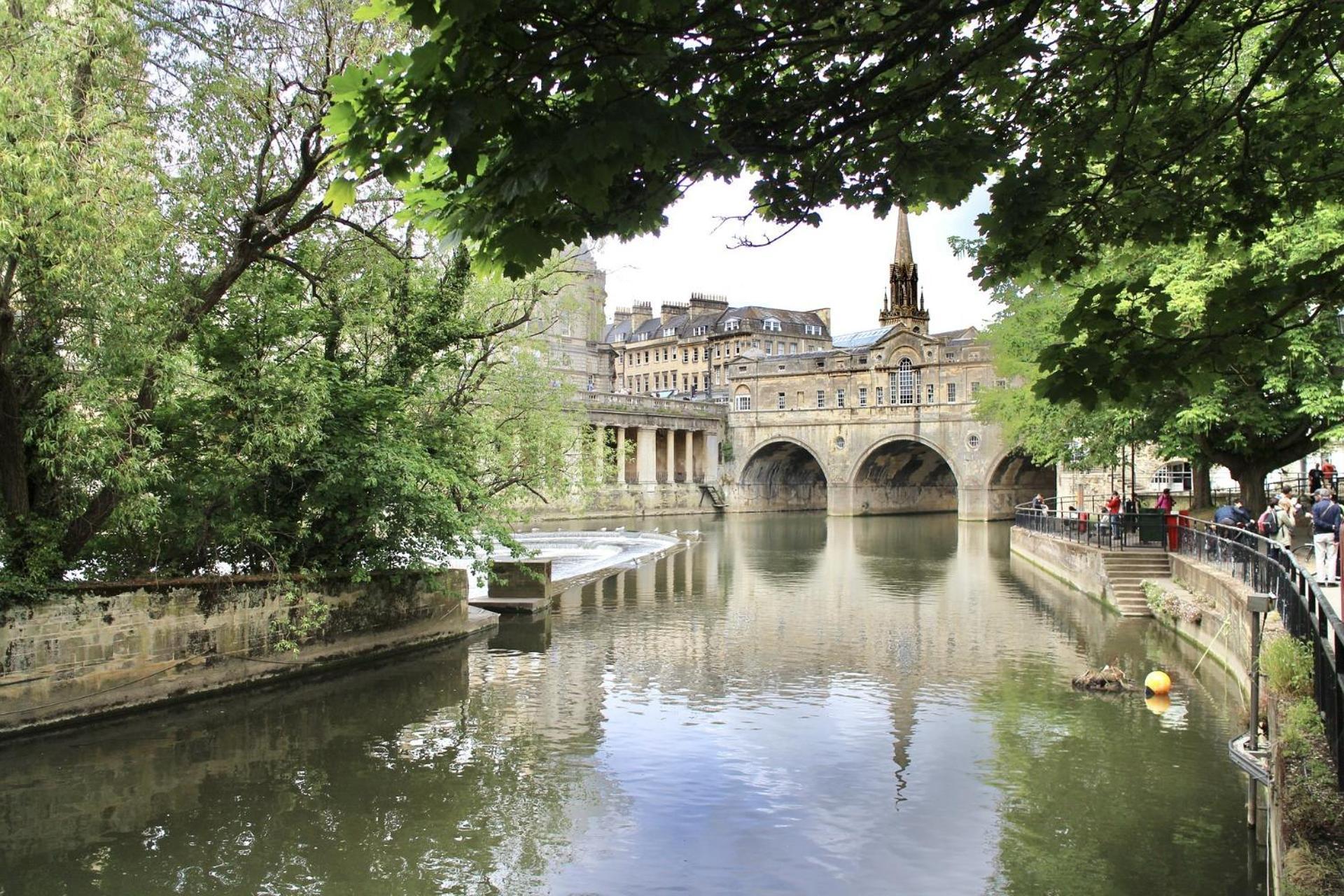 2 Bedroom Apartment In Bath City Centre With Garden & Free Parking Экстерьер фото